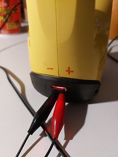 Messung an einem gelben Gerät mit Krokodilklemmen