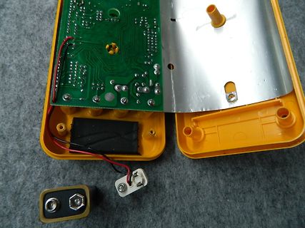 Geöffnetes elektronisches Gerät mit Leiterplatte und Batteriefach