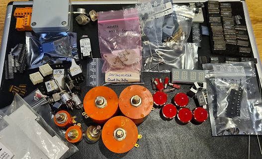 Diverse Elektronikbauteile und Komponenten auf Werkstattunterlage