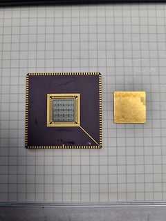 Mikrochip und Heatspreader auf Millimeterpapier