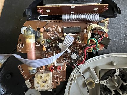 Innenansicht einer geöffneten Elektronikplatine mit Flachbandkabeln