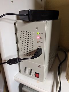 Gehäuse eines Computer-Netzteils mit LEDs und Anschlüssen