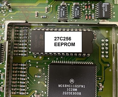 Nahaufnahme einer Leiterplatte mit EEPROM und Mikrocontroller
