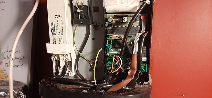 Innenansicht eines elektronischen Geräts mit Verkabelung