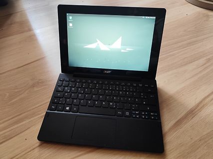 Acer Laptop auf Holztisch