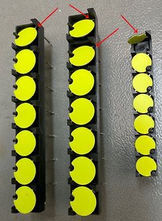 Drei Reihen schwarzer Bauteilhalter mit gelben Abdeckungen