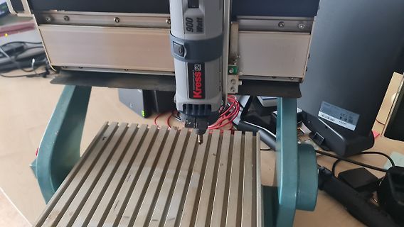 CNC-Fräse über Metallarbeitsplatte