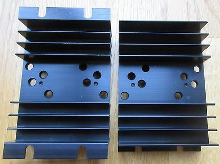 Zwei schwarze Kühlkörper aus Aluminium