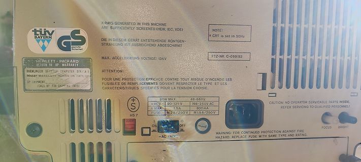 Typenschild und Bedienelemente eines HP Monitors