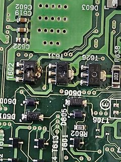 Nahaufnahme einer grünen Leiterplatte mit elektronischen Bauteilen