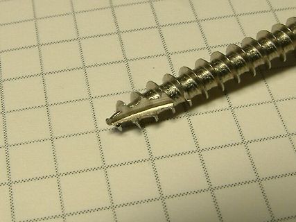 Metallschraube auf Millimeterpapier