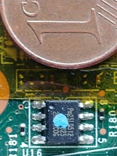 Makroaufnahme eines ICs auf einer Leiterplatte mit Münze