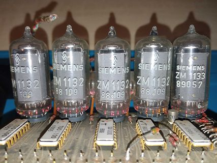 Siemens ZM 1132 und ZM 1133 Vakuum-Glimmlampen auf Platine