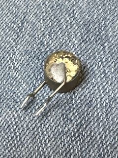 Elektronisches Bauteil auf Jeansstoff