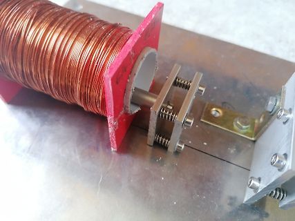 Spule mit Metallgestell und Schraubverbindung