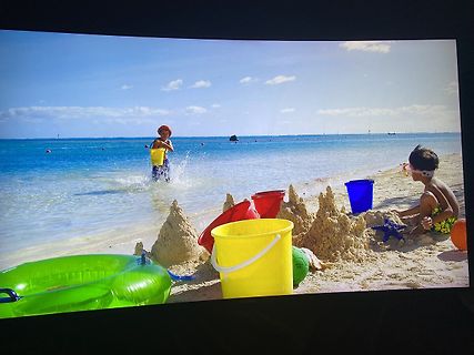 Kinder spielen am Strand mit Sandspielzeug