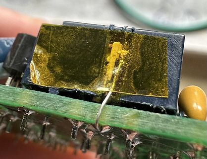 Bauteil auf Leiterplatte mit Kapton-Klebeband