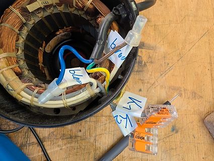 Elektromotor mit beschrifteten Kabeln und Wago-Klemmen