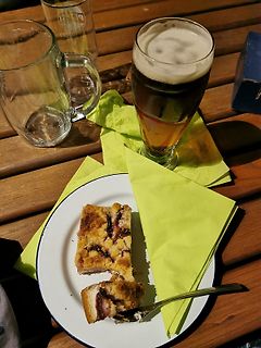 Kuchen und Getränke auf einem Holztisch