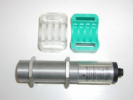 Induktiver Näherungsschalter mit Halterung