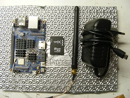 Ein Single Board Computer mit Netzteil und Antenne