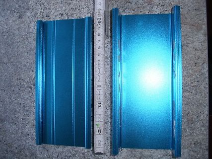 Blaues Metallgehäuse mit Maßband