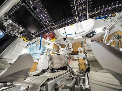 Innenansicht eines Raumfahrzeug-Cockpits oder Moduls