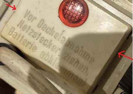 Warnaufschrift auf einem elektronischen Gerät