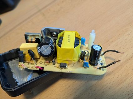 Leiterplatte eines Schaltnetzteils mit Transformatoren und Kondensatoren