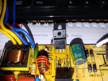 Nahaufnahme einer Leiterplatte mit elektronischen Bauteilen