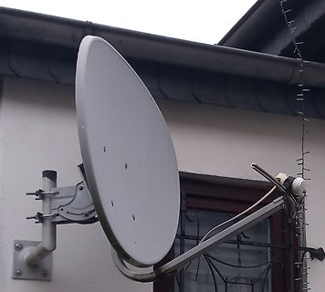 Satellitenschüssel an einer Hauswand