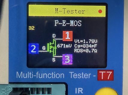 Display eines Multi-function Tester T7 mit Messwerten eines P-E-MOS