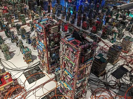 Skulptur aus zusammengesetzten Leiterplatten und Elektronikbauteilen