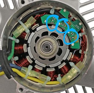 Innenansicht eines Elektromotors mit Wicklungen und Platine