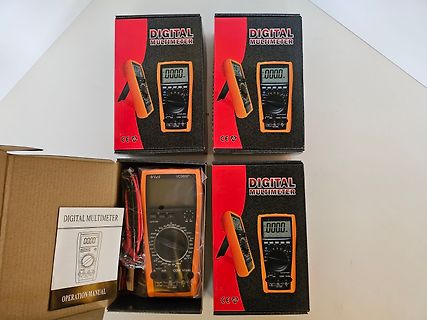 Drei Verpackungen und ein Digital Multimeter