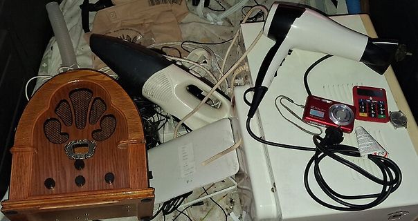 Verschiedene Haushaltsgeräte und Elektronik auf einer Fläche