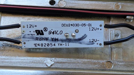 Beschriftung einer Platine mit Spannungsangaben