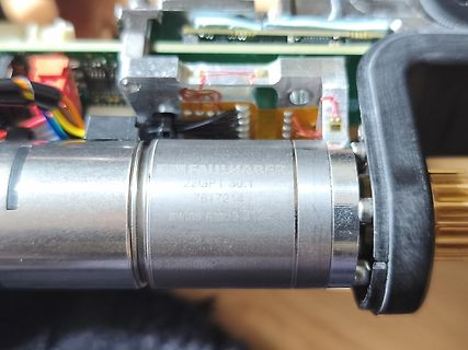 Metallgehäuse mit Gravur und elektronische Bauteile