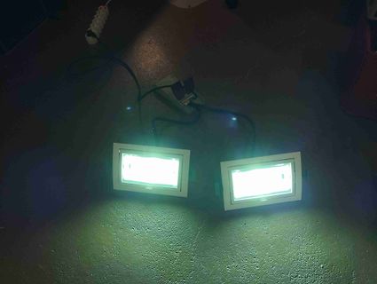 Zwei leuchtende LED-Module auf einem Tisch