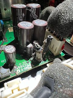 Defekte Elektrolytkondensatoren auf einer Leiterplatte