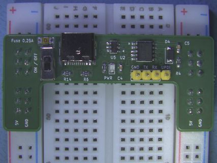 Grüne Leiterplatte auf Breadboard