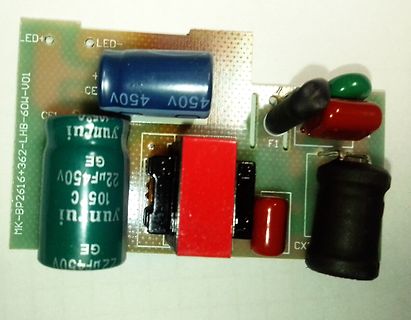 Leiterplatte mit Elektrolytkondensatoren und Bauteilen