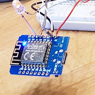 Aufbau mit blauem Mikrocontroller-Modul und LED