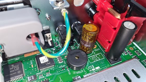 Nahaufnahme einer Leiterplatte mit elektronischen Bauteilen