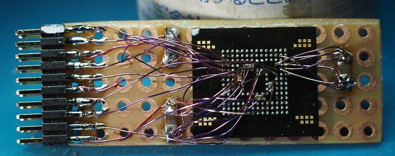 Löten eines ICs auf Lochrasterplatine mit Drahtbrücken