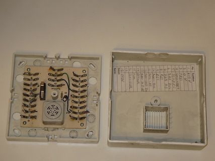 Geöffnetes Gehäuse mit Platine und Anschlussliste