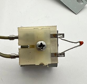 Elektronisches Bauteil mit Kabeln und Schraube