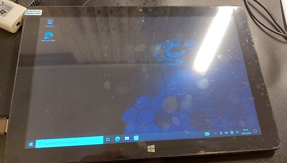 Abfotografierter Tablet-Bildschirm mit Windows Desktop