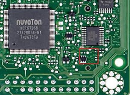 Nahaufnahme einer Leiterplatte mit Nuvoton Mikrocontroller