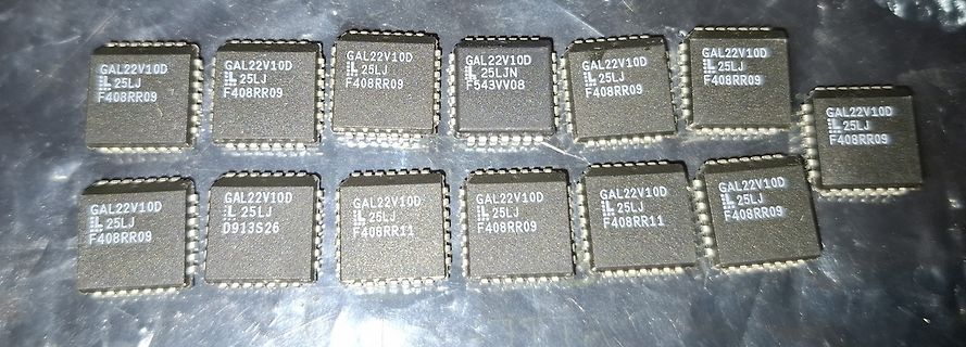 Mehrere GAL22V10D Mikrocontroller-Chips